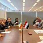 ایران اور عراق کے درمیان اربعین کے ایّام میں مشترکہ صحت و علاج کمیٹی قائم 🔹ایرانی وزیر صحت، محمدرضا ظفرقندی، نے جنیوا میں منعقدہ 78ویں عالمی صحت اسمبلی کے موقع پر عراقی وزیر صحت صالح الحسناوی سے ملاقات کی۔ 🔹دونوں وزرائے صحت نے وبائی بیماریوں پر قابو پانے، صحت کی خدمات کو فروغ دینے اور اربعین حسینی جیسے عظیم مذہبی اجتماع کے دوران صحت و صفائی کے موثر انتظامات کے لیے دوطرفہ تعاون کو مضبوط کرنے پر زور دیا۔ 🔹اس مقصد کے تحت ایران اور عراق نے اربعین کے دوران صحت و علاج سے متعلق ایک مشترکہ کمیٹی تشکیل دینے پر اتفاق کیا ہے